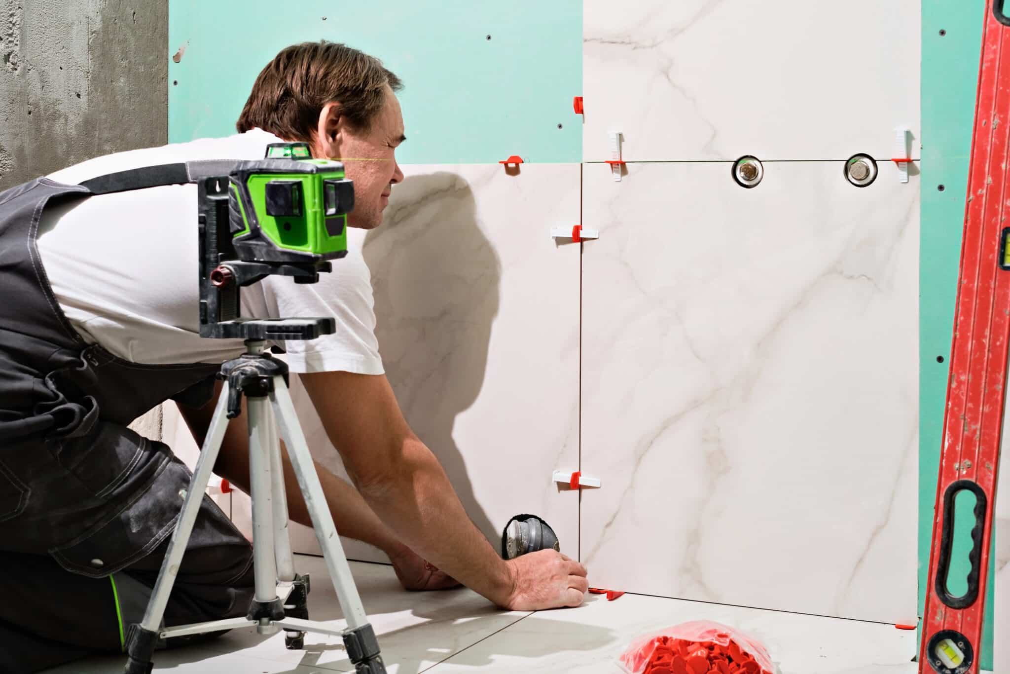 Pose de faïence dans une salle de bain